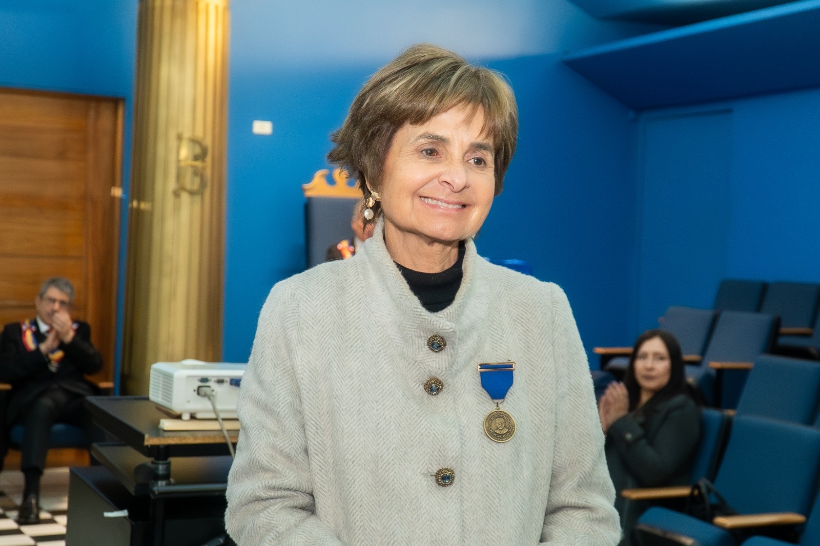 Doctora Paula Daza recibe la "Medalla Enrique Silva Cimma" en la Gran Logia de Chile