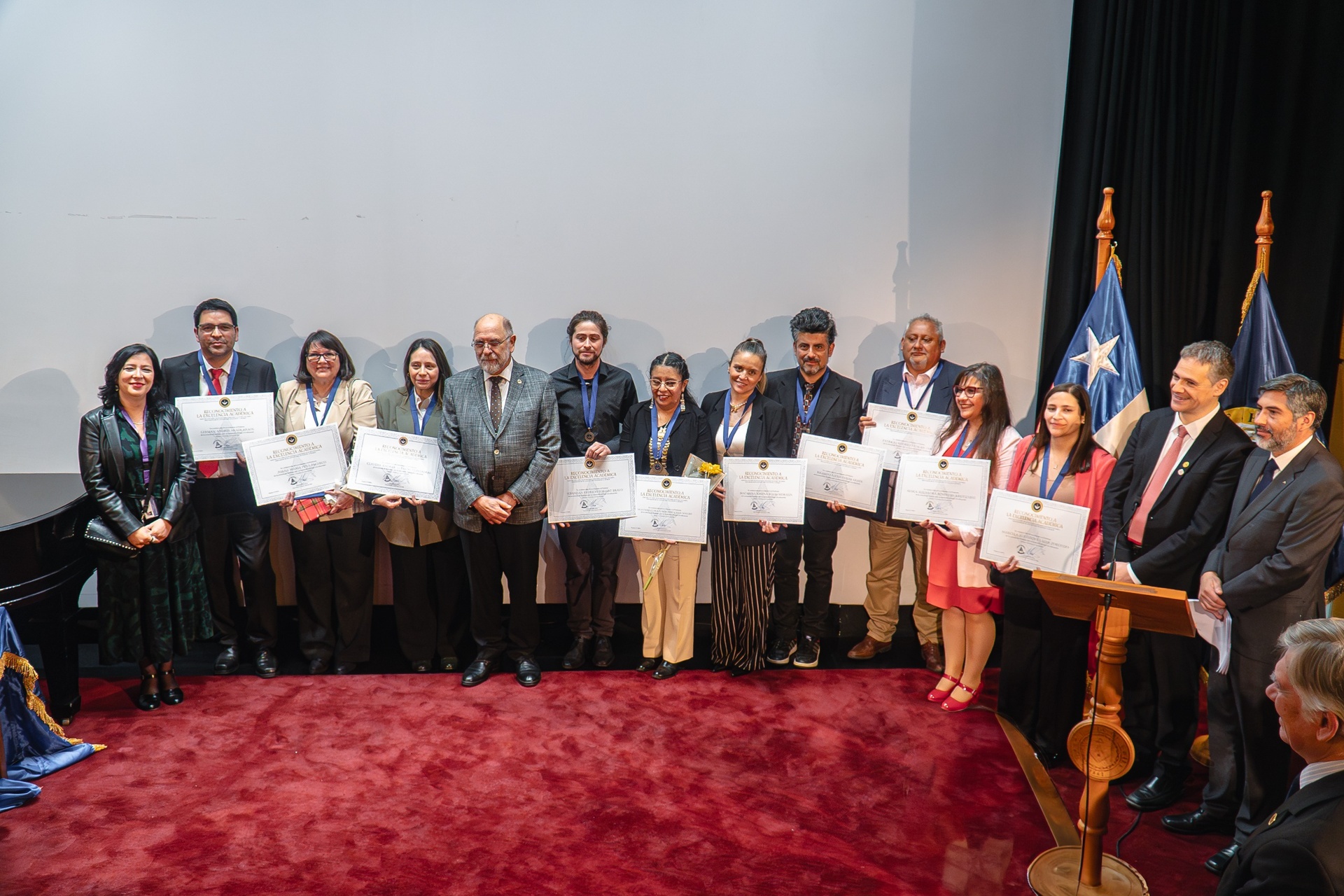 Docentes de Santiago reciben homenaje en la Gran Logia de Chile