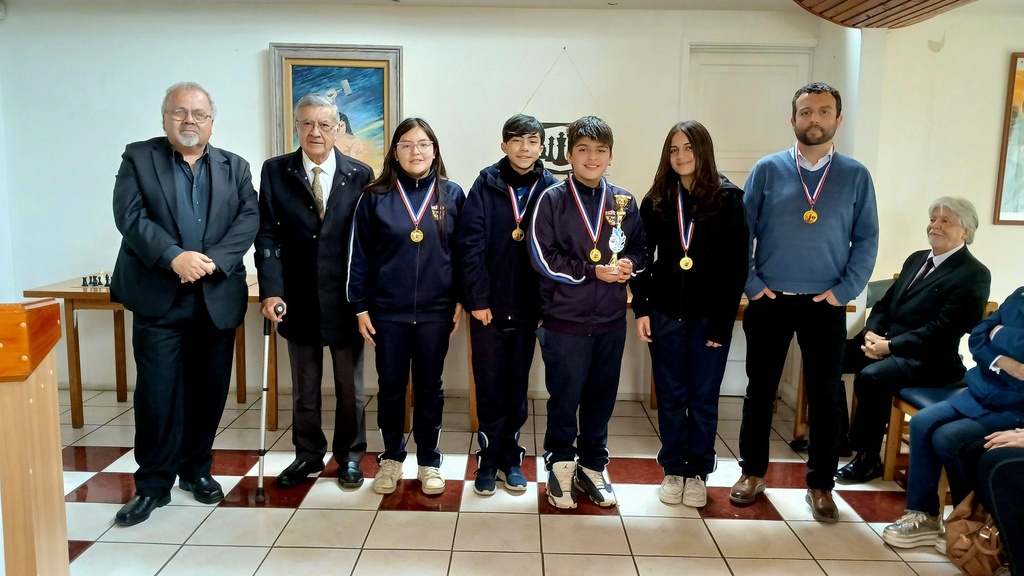 Instituto Bicentenario José Miguel Carrera triunfa en torneo escolar de ajedrez en San Antonio