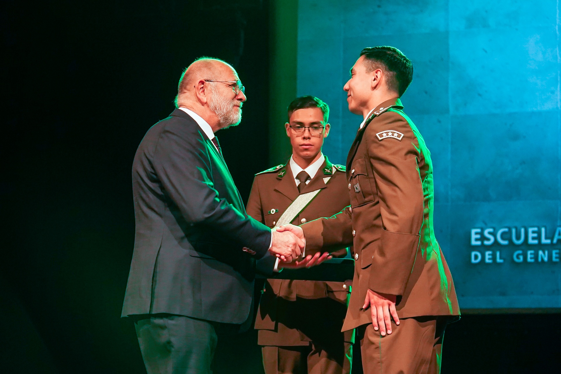 Aspirante a Oficial de Carabineros de Chile recibe medalla de reconocimiento de la Gran Logia